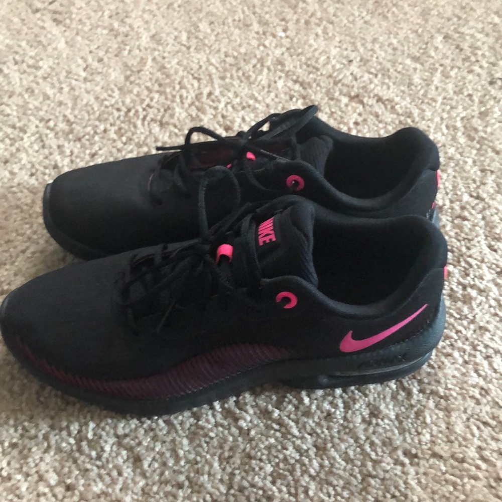 Nike - Picture 2 of 3
